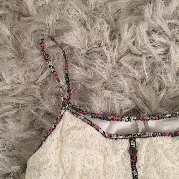 NWOT white lace crop top with floral trim 😍 - Picture 3 of 8